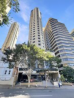 Brisbane Apt Near Dining, Shops and River Walks