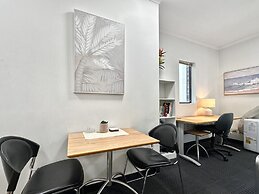 Brisbane Apt Near Dining, Shops and River Walks