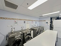Brisbane Apt Near Dining, Shops and River Walks