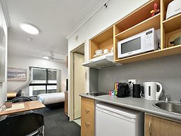 Brisbane Apt Near Dining, Shops and River Walks
