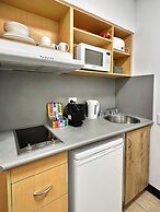 Brisbane Apt Near Dining, Shops and River Walks