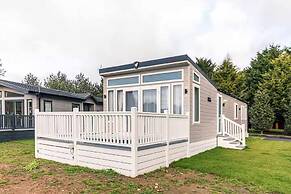 Host Stay Lakeside Retreat