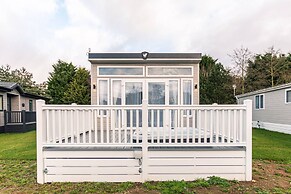 Host Stay Lakeside Retreat