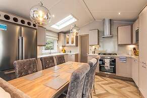 Host Stay Lakeside Retreat