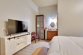 Ultimate Convenience: Historic Dtwn Marshall Apt!