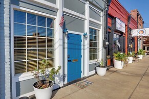 Steps to Restaurants & Shops! Dtwn Marshall Apt