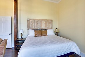 Shop, Dine & Unwind at Historic Dtwn Marshall Apt
