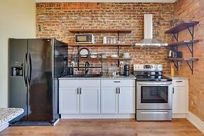 Shop, Dine & Unwind at Historic Dtwn Marshall Apt