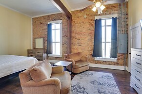 Shop, Dine & Unwind at Historic Dtwn Marshall Apt
