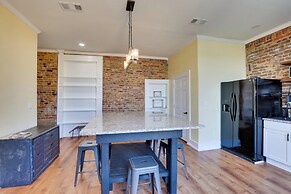 Shop, Dine & Unwind at Historic Dtwn Marshall Apt