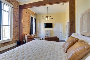 Shop, Dine & Unwind at Historic Dtwn Marshall Apt