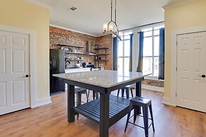 Shop, Dine & Unwind at Historic Dtwn Marshall Apt