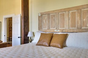 Shop, Dine & Unwind at Historic Dtwn Marshall Apt