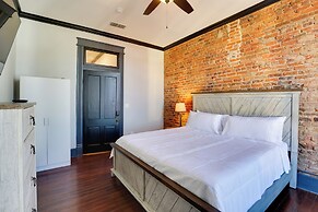 Walk to Museums! Historic Downtown Marshall Apt