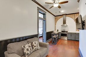 Walk to Museums! Historic Downtown Marshall Apt