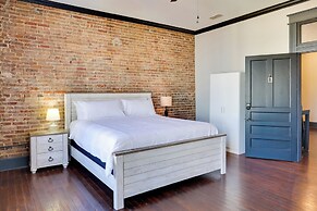Walk to Museums! Historic Downtown Marshall Apt