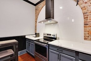 Walk to Museums! Historic Downtown Marshall Apt