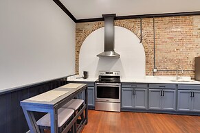 Walk to Museums! Historic Downtown Marshall Apt
