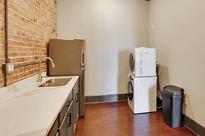 Walk to Museums! Historic Downtown Marshall Apt