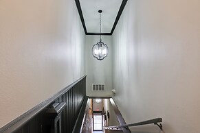 Walk to Museums! Historic Downtown Marshall Apt