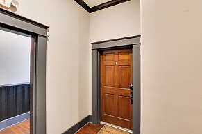 Walk to Museums! Historic Downtown Marshall Apt