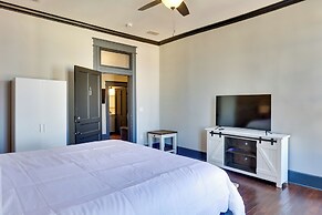 Walk to Museums! Historic Downtown Marshall Apt