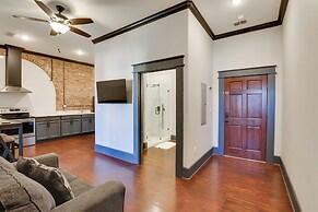 Walk to Museums! Historic Downtown Marshall Apt