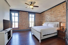 Walk to Museums! Historic Downtown Marshall Apt