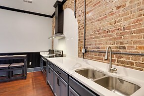 Walk to Museums! Historic Downtown Marshall Apt