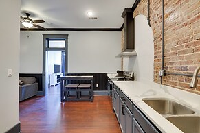 Walk to Museums! Historic Downtown Marshall Apt