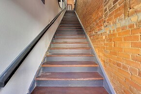 Walk to Museums! Historic Downtown Marshall Apt