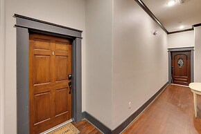 Walk to Museums! Historic Downtown Marshall Apt