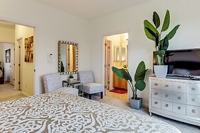 1 Mi to Dtwn Cincinnati: Spacious Townhome w/ Deck