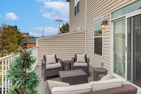 1 Mi to Dtwn Cincinnati: Spacious Townhome w/ Deck