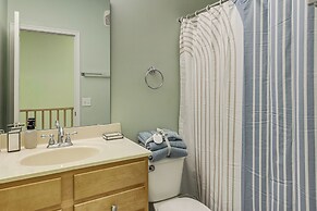 1 Mi to Dtwn Cincinnati: Spacious Townhome w/ Deck