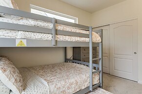 1 Mi to Dtwn Cincinnati: Spacious Townhome w/ Deck