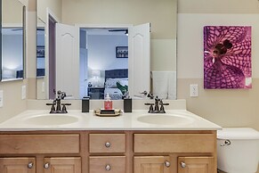 1 Mi to Dtwn Cincinnati: Spacious Townhome w/ Deck