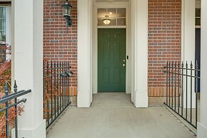 1 Mi to Dtwn Cincinnati: Spacious Townhome w/ Deck