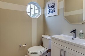1 Mi to Dtwn Cincinnati: Spacious Townhome w/ Deck