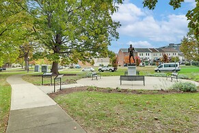 1 Mi to Dtwn Cincinnati: Spacious Townhome w/ Deck