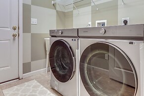 1 Mi to Dtwn Cincinnati: Spacious Townhome w/ Deck