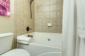 1 Mi to Dtwn Cincinnati: Spacious Townhome w/ Deck