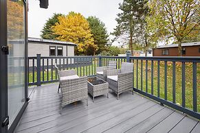 Host Stay Royal Pines Lodge