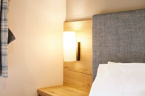 Host Stay Squirrel Lodge