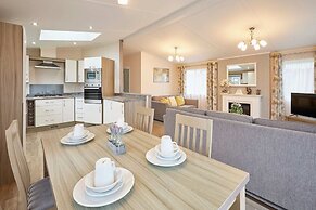 Host Stay Woodpecker Lodge