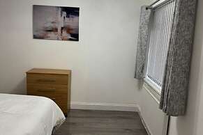 Bungalow - Sleeps 2 - Parking - Garden