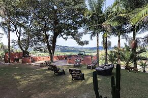 Sítio com 5 suítes e piscina