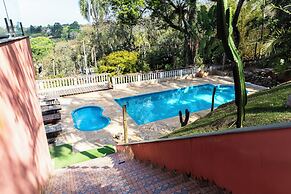 Sítio com 5 suítes e piscina