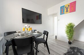Stylish 4BR Home WiFi FreeParking
