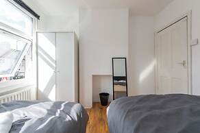Stylish 4BR Home WiFi FreeParking